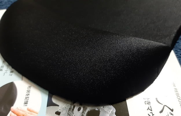 サンワサプライ製リストレスト付きマウスパッドの低反発ウレタンフォーム部分