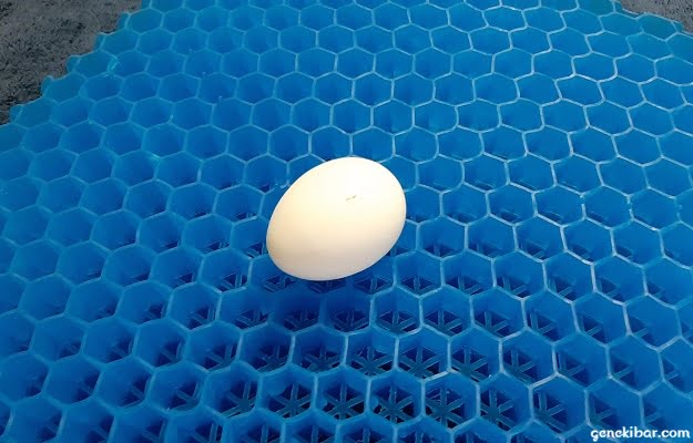 ジェルクッションの上に置いた卵