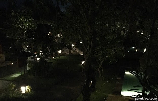 インターコンチネンタルバリリゾートの夜の庭園