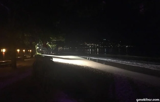 夜のインターコンチネンタルバリリゾートのビーチ