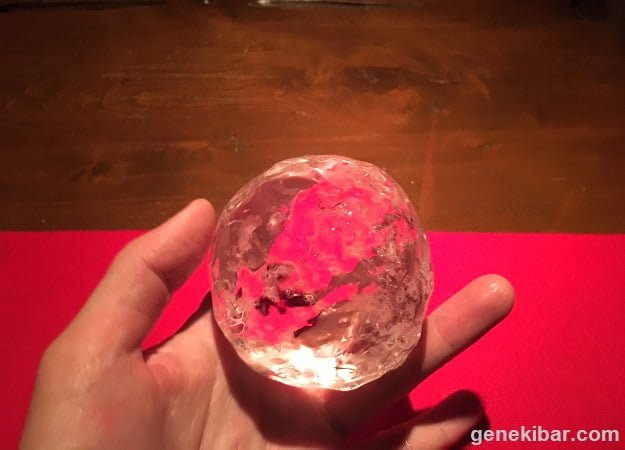 タッパーで作った氷を丸く成形したもの