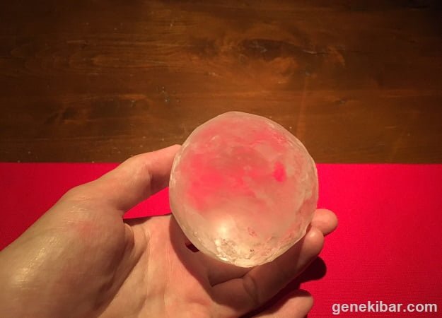 タッパーで作った氷を丸く成形し、再び凍らせたもの