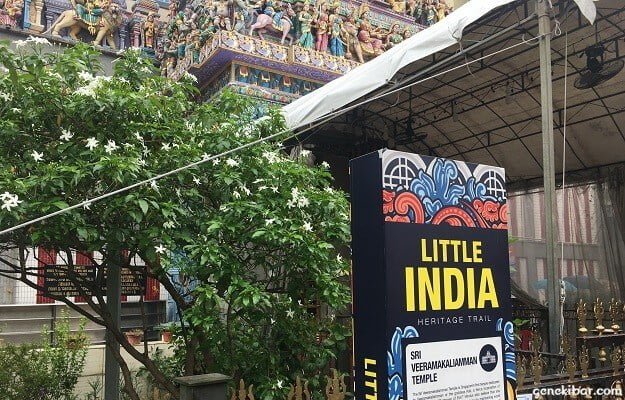 リトルインディアの看板とスリヴィーラマカリアマン寺院