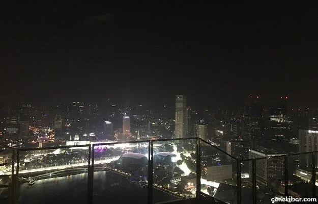 マリーナベイサンズの屋上から見たシンガポールのビル群