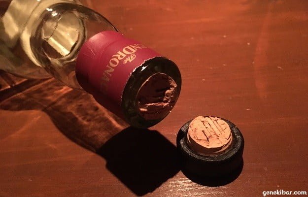 ワイン ウイスキー ボトルの口で折れたコルクを簡単に取り出す方法 Genekibar Com