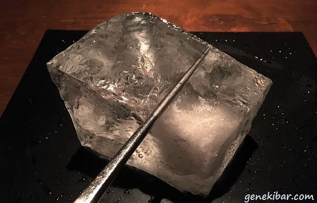 丸氷の素材となる透明な氷