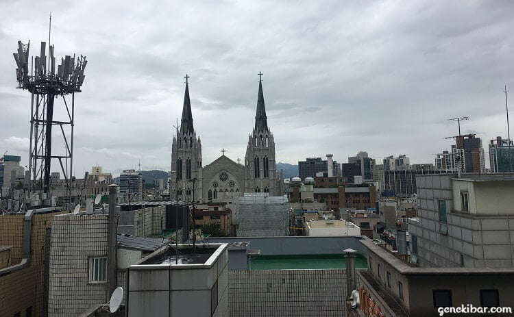 ホテルから見えたソウル江南区の教会