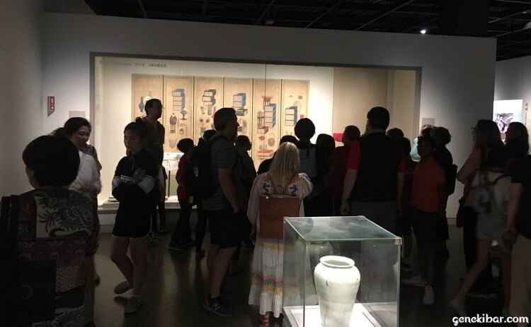 韓国の国立民俗博物館にいたツアー客