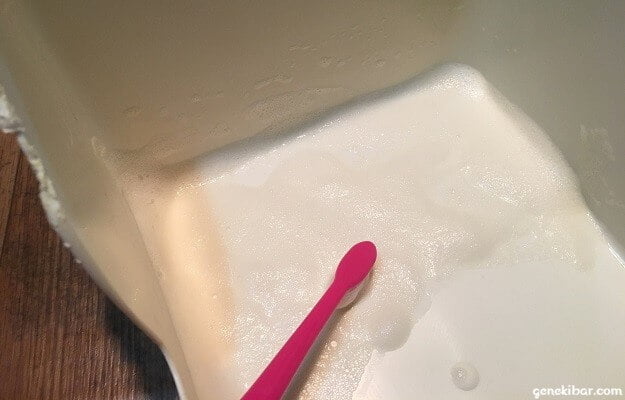 歯ブラシで磨いたことで尿石汚れが落ちてきたウサギのトイレ